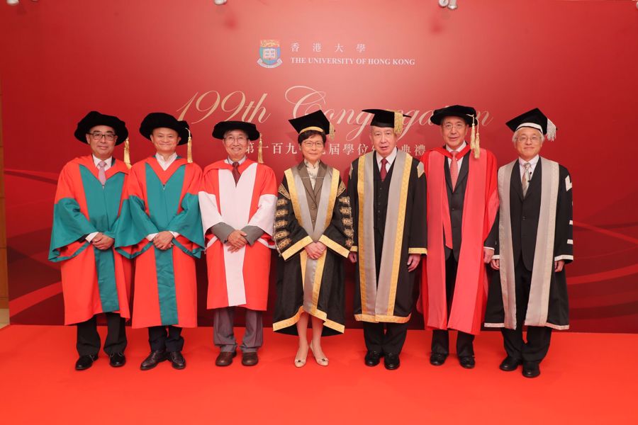 蒙德揚先生獲香港大學頒授名譽社會科學博士。(左起) 蒙德揚博士、馬雲博士、鄧青雲博士、港大校監香港特別行政區行政長官林鄭月娥女士、港大副校監李國寶博士、港大校務委員會主席李國章教授、港大署理校長譚廣亨教授。